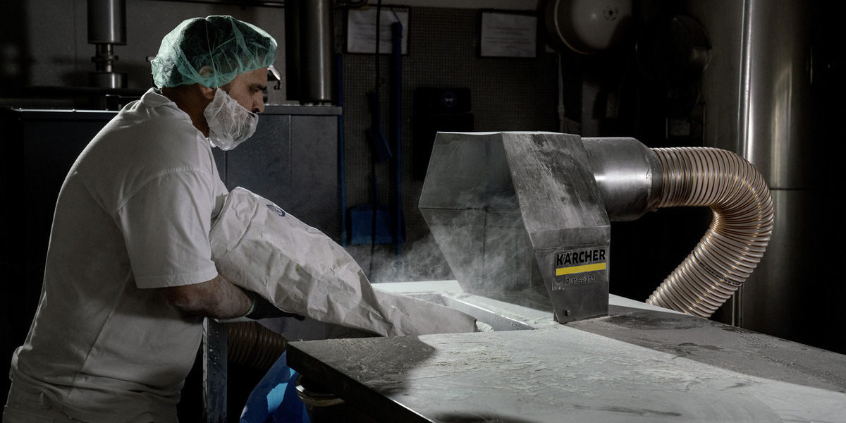 Dedusting in the food industry of e.g. flour dust, baking powder dust Dedusting in the food industry of e.g. flour dust, baking powder dust