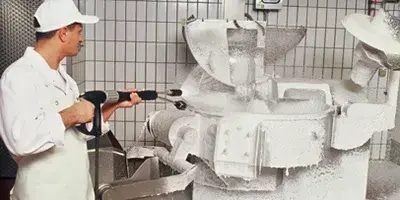 Eén keer sproeien – dubbel effect Eén keer sproeien – dubbel effect Kärcher levensmiddelenindustrie
