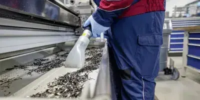 Snel opzuigen Kärcher man zuigt metaalspanen op met een Kärcher industriezuiger