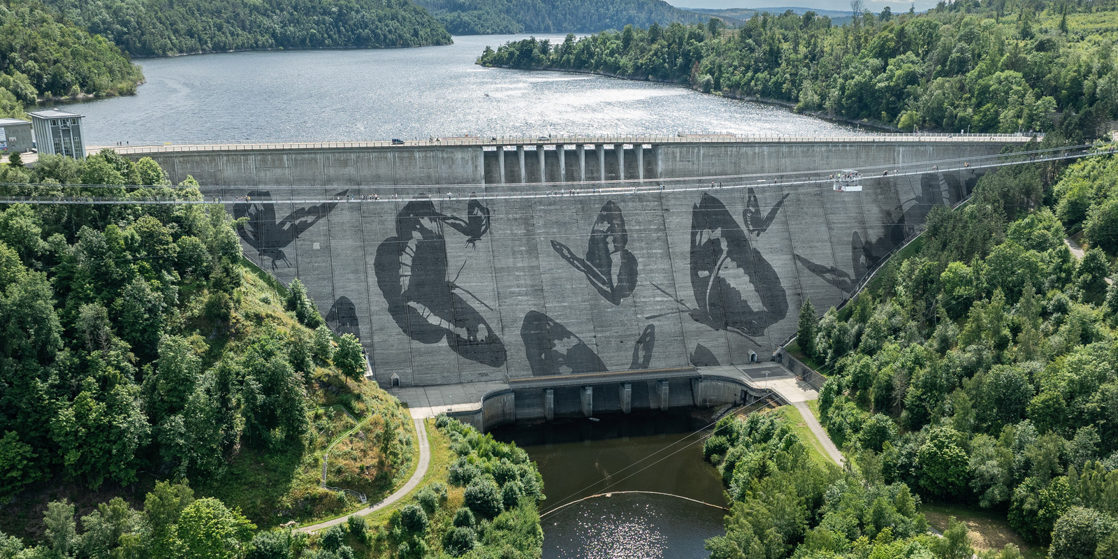 Reverse Graffiti Rappbodetalsperre - Harz, Deutschland Reverse Graffiti Rappbodetalsperre - Harz, Deutschland