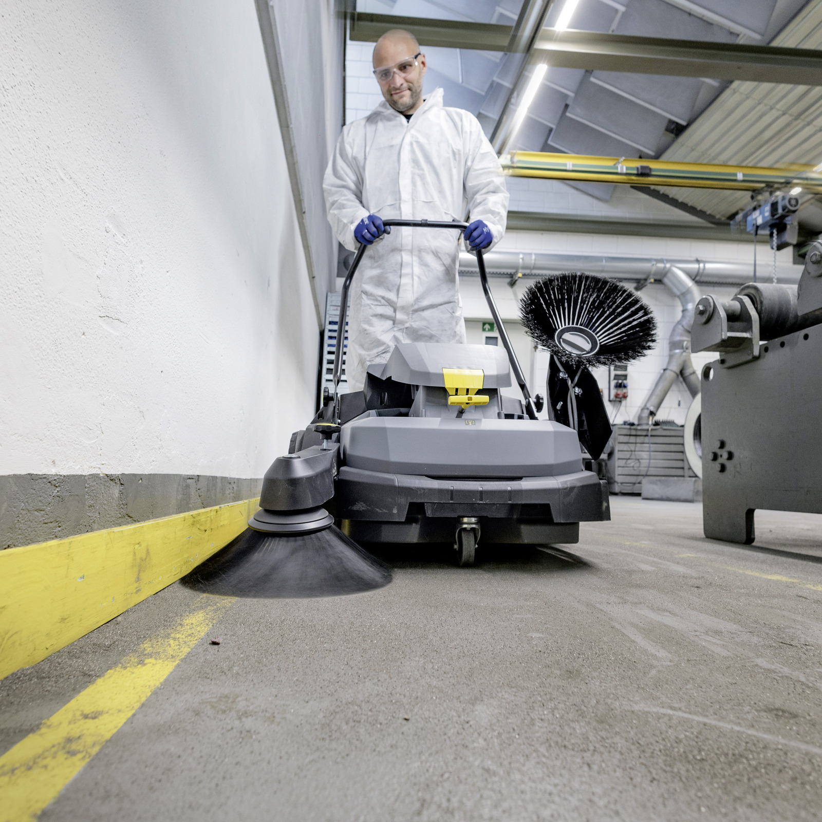 Lakaisukone kahdella sivuharjalla