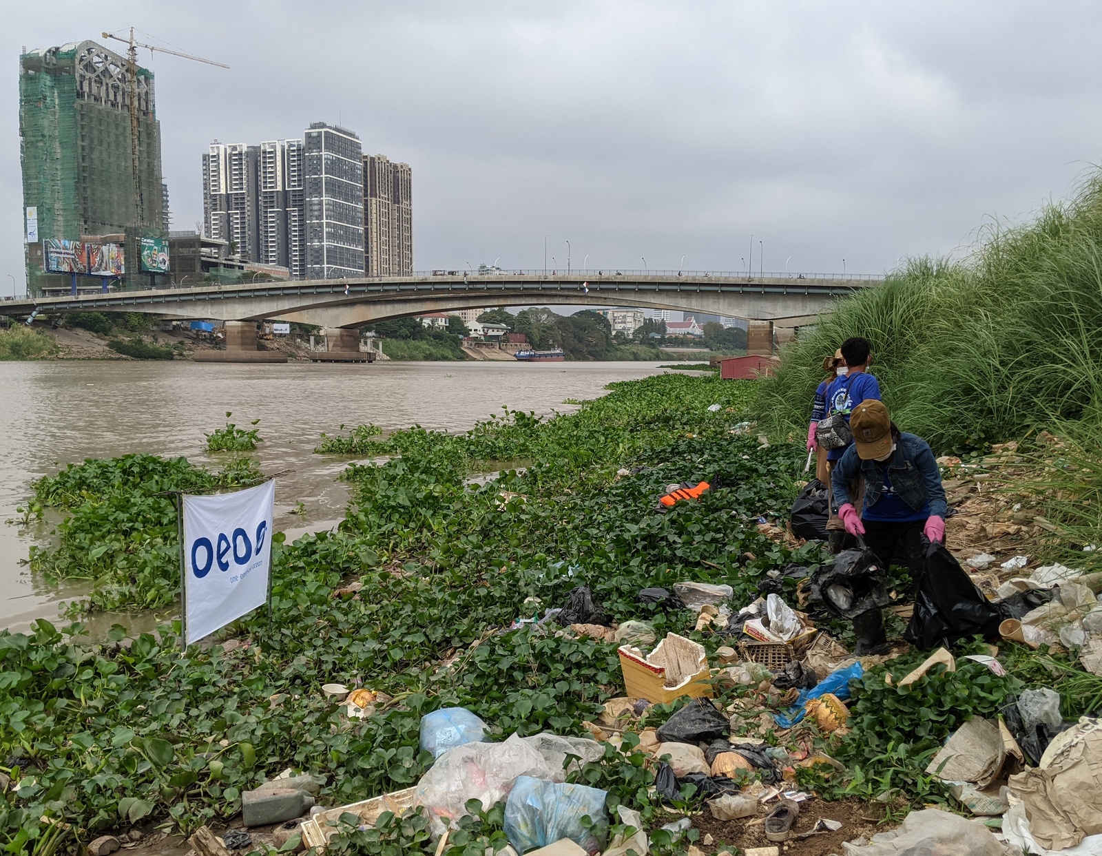 OEOOでメコン川を清掃