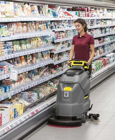 Prestadora de serviços limpando piso de supermercado com Limpadora Kärcher