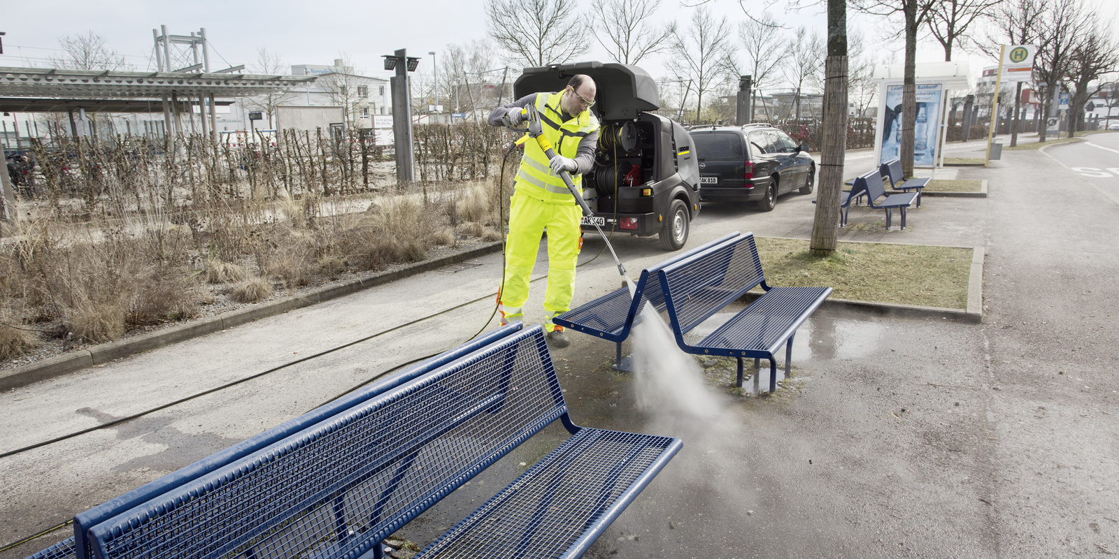 Cleaning with hot water high-pressure cleaner Cleaning with hot water high-pressure cleaner