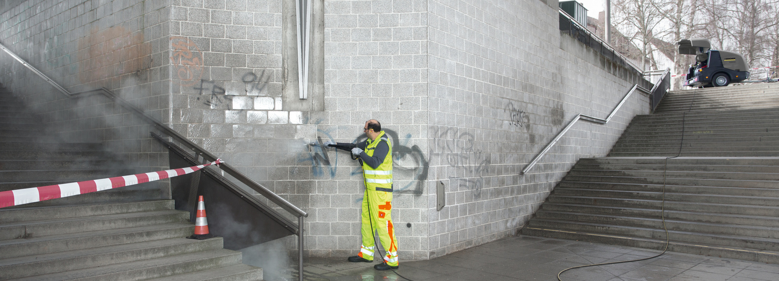 Graffitientfernung mit Hochdruckreiniger in einer Unterführung Graffitientfernung mit Hochdruckreiniger in einer Unterführung