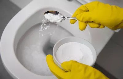 Vệ sinh bồn cầu bằng các biện pháp tự nhiên Vệ sinh bồn cầu bằng các biện pháp tự nhiên