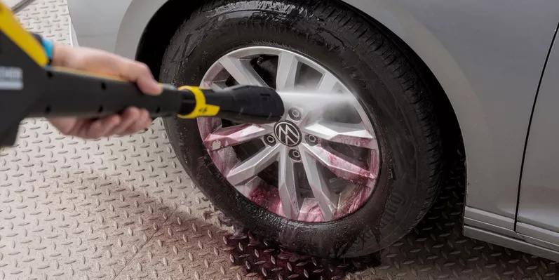 Rửa mâm và loại bỏ bụi bẩn Rửa mâm và loại bỏ bụi bẩn