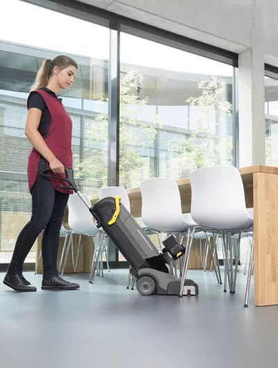 Vệ sinh sàn cứng trong văn phòng