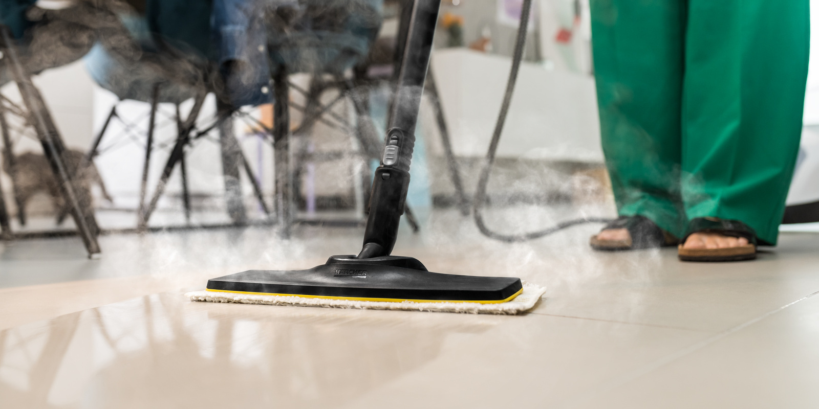 Steam cleaner for floors: Kärcher hygienically cleans stone, tiles, laminate and sealed parquet without the use of chemicals.
