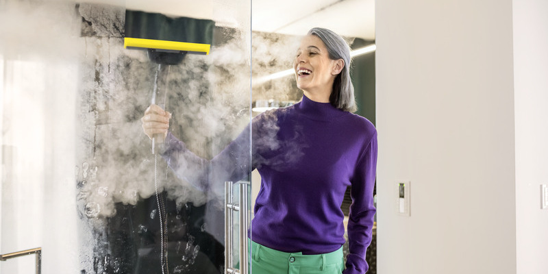 Streak-free window cleaning with the Kärcher steam cleaner and the appropriate window nozzle for glass surfaces.