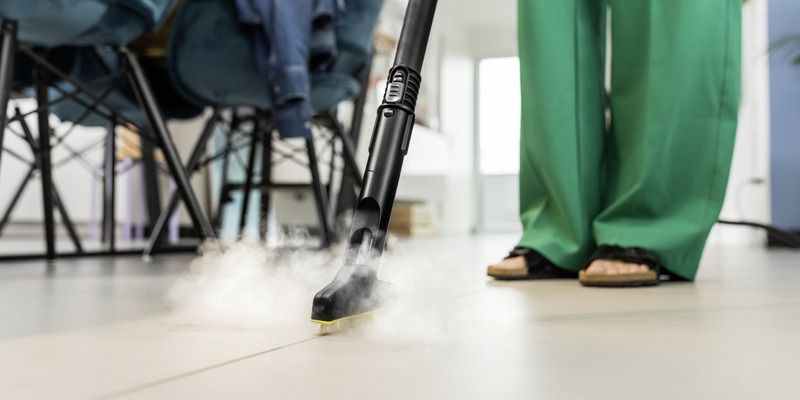 The Kärcher steam cleaner’s crevice brush thoroughly and deeply cleans tile joints in the bathroom and kitchen.
