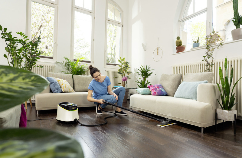 Environmentally friendly floor cleaning: Kärcher steam cleaners maintain wooden floors in the living room sustainably, using only water.