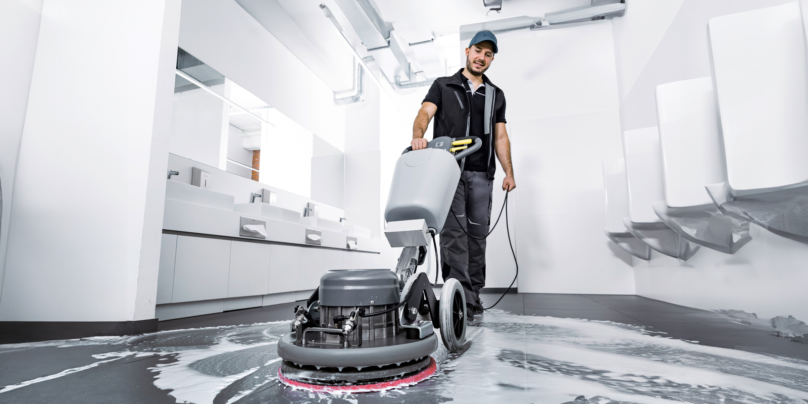 Cleaning in the sanitary area with the single-disc machine Floor cleaning in the sanitary area with the single-disc machine