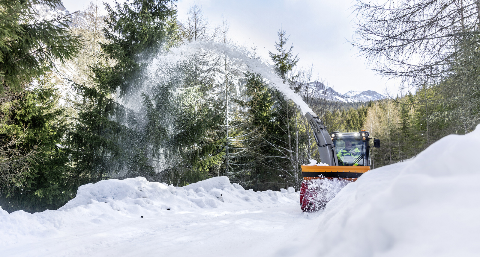 Winterdienst Eine Schneefräse befreit einen Weg vom Schnee