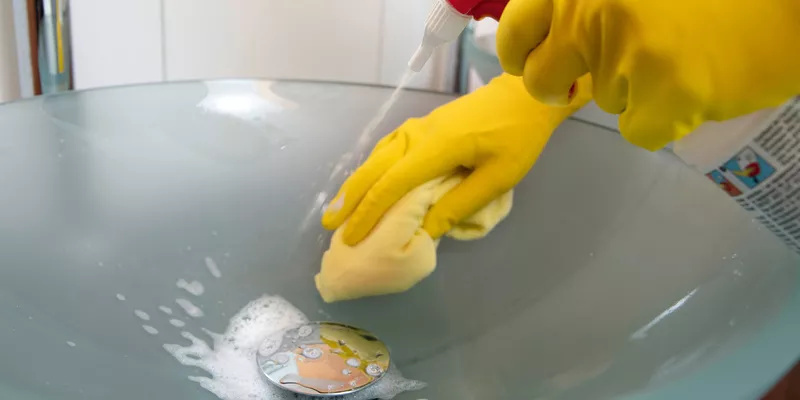 Làm sạch bồn rửa mặt bằng chất tẩy rửa Làm sạch bồn rửa mặt bằng chất tẩy rửa