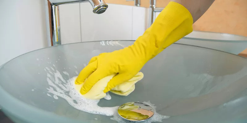 Làm sạch bồn rửa mặt bằng chất tẩy rửa Làm sạch bồn rửa mặt bằng chất tẩy rửa
