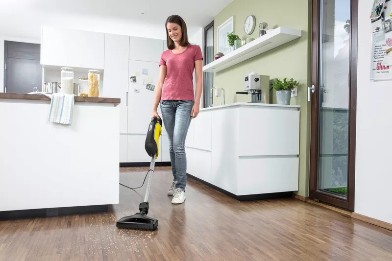 Làm sạch sàn gỗ bằng máy hút bụi Làm sạch sàn gỗ bằng máy hút bụi