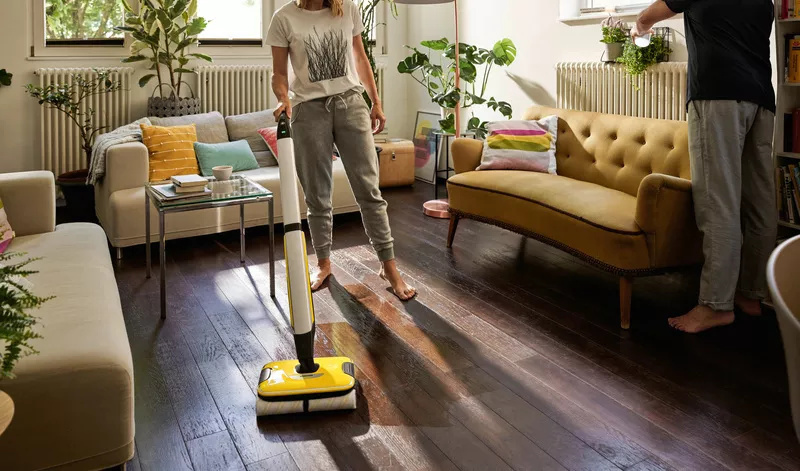 Vệ sinh sàn gỗ bằng máy lau sàn chuyên dụng Vệ sinh sàn gỗ bằng máy lau sàn chuyên dụng