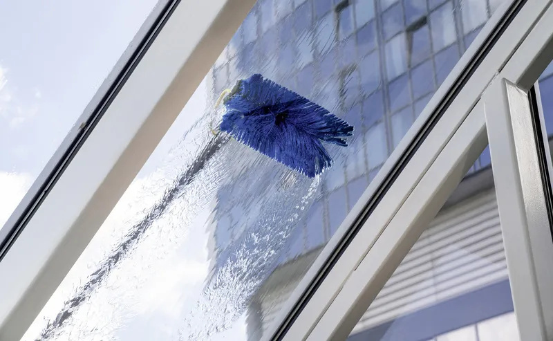 Sử dụng nước tinh khiết để lau kính