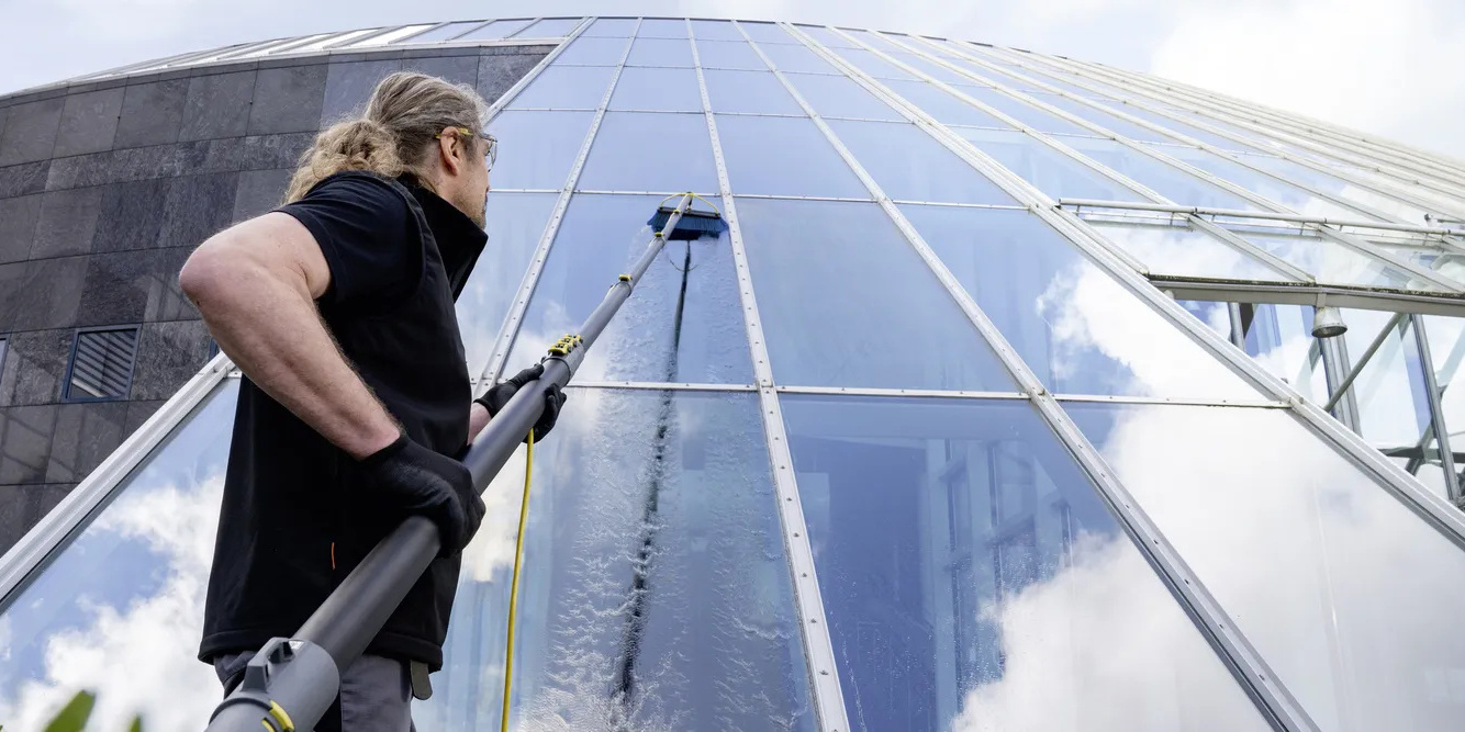 Vệ sinh kính mặt ngoài tòa nhà