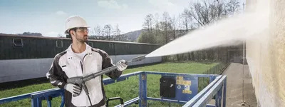 Dọn dẹp mặt ngoài tòa nhà