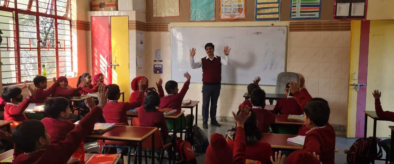 Freiwillige bringen den Kindern Englisch und Mathematik bei Freiwillige bringen den Kindern Englisch und Mathematik bei