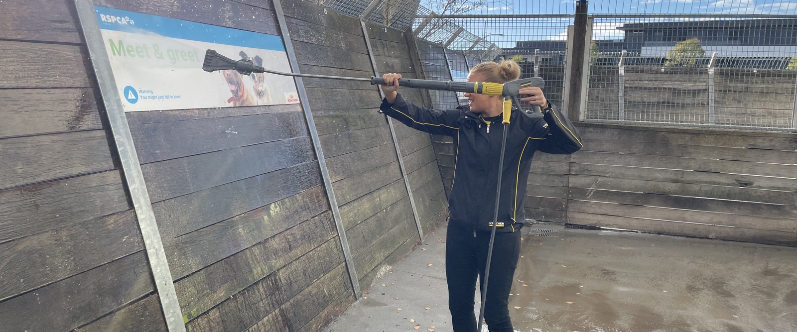 Mit dem Hochdruckreiniger werden die Außenbereiche sauber gemacht Mit dem Hochdruckreiniger werden die Außenbereiche sauber gemacht