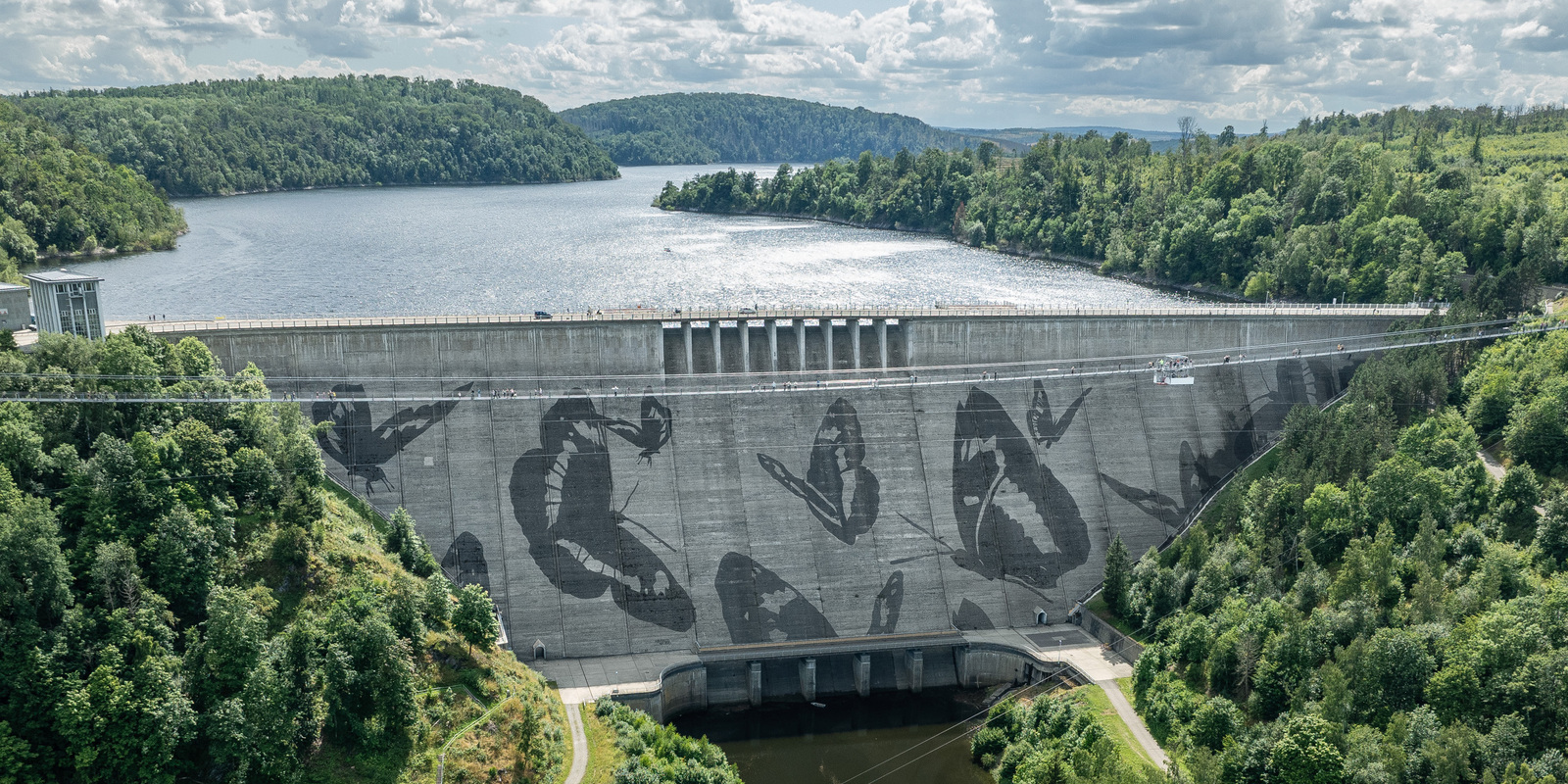 Reverse Graffiti Rappbodetalsperre - Harz, Deutschland Reverse Graffiti Rappbodetalsperre - Harz, Deutschland