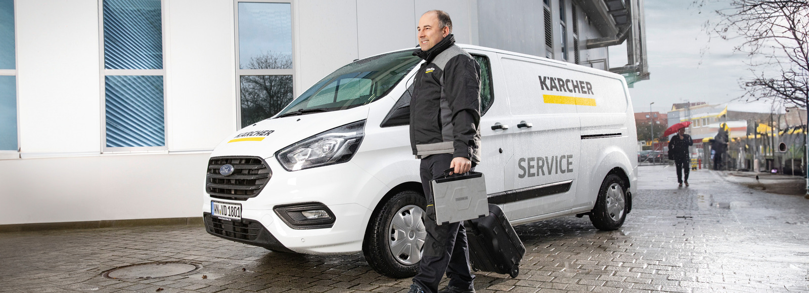 Kärcher service employee A Kärcher service employee on the way to a job