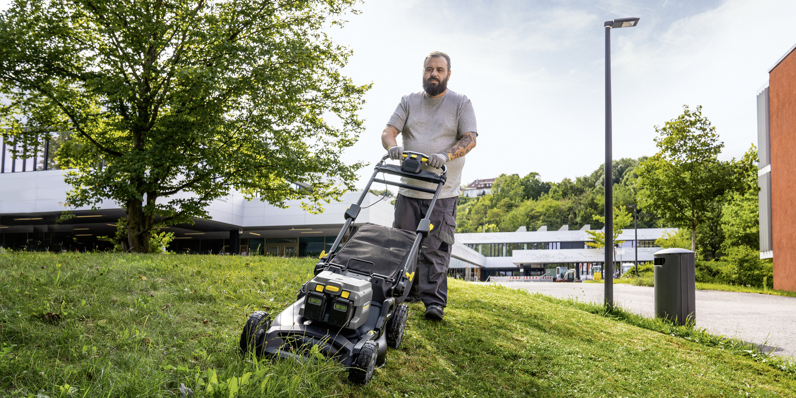 Maintenance of green spaces with the lawn mower Maintenance of green spaces with the lawn mower
