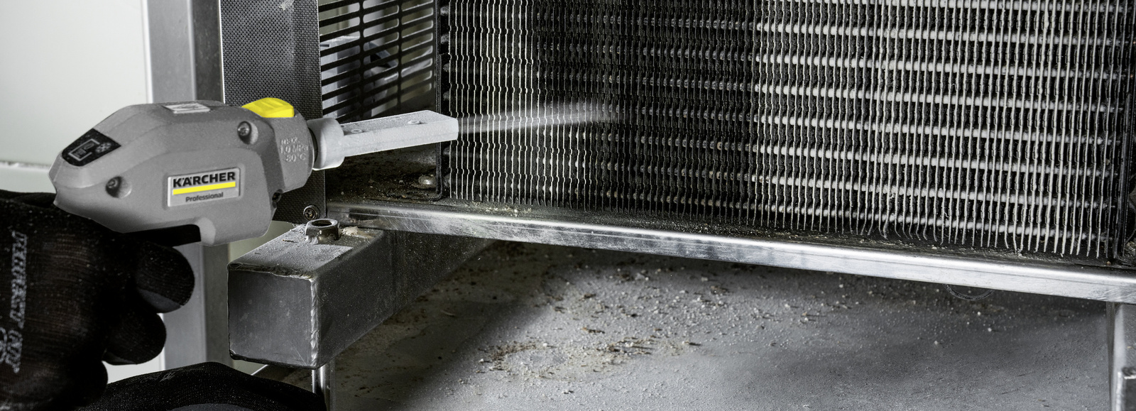 Cleaning with dry ice Dry ice cleaner in use