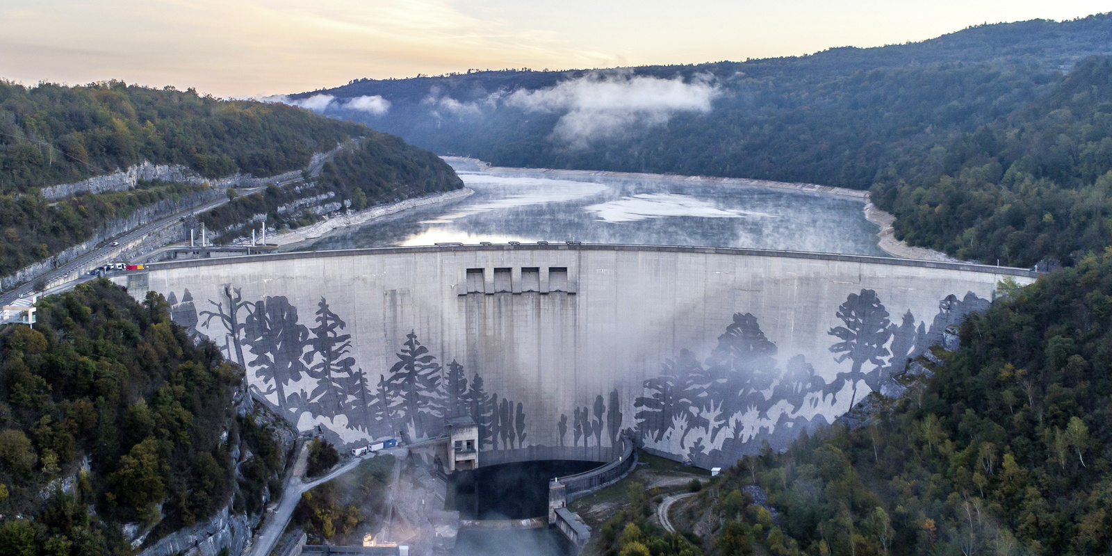 Реверсивное граффити от Kärcher на плотине Вауглана, Франция