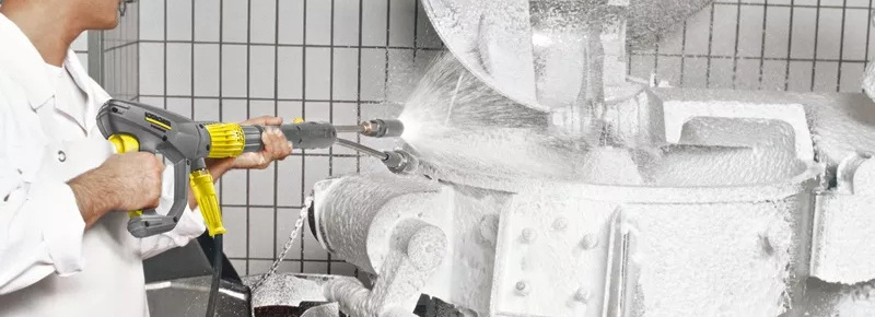 Vệ sinh tường và gạch trong bếp nhà hàng