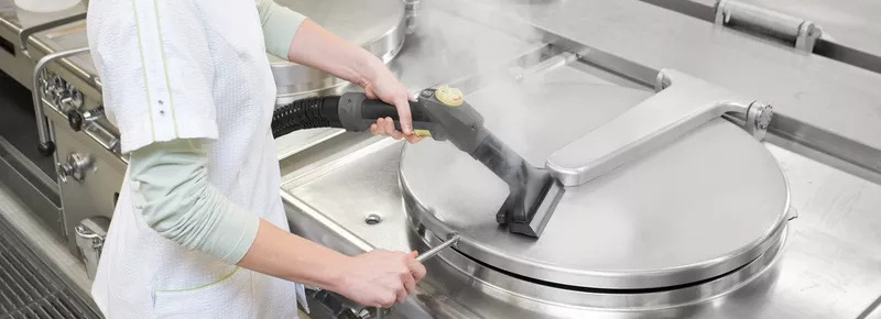 Vệ sinh chảo nghiêng và các thiết bị bếp nhà hàng