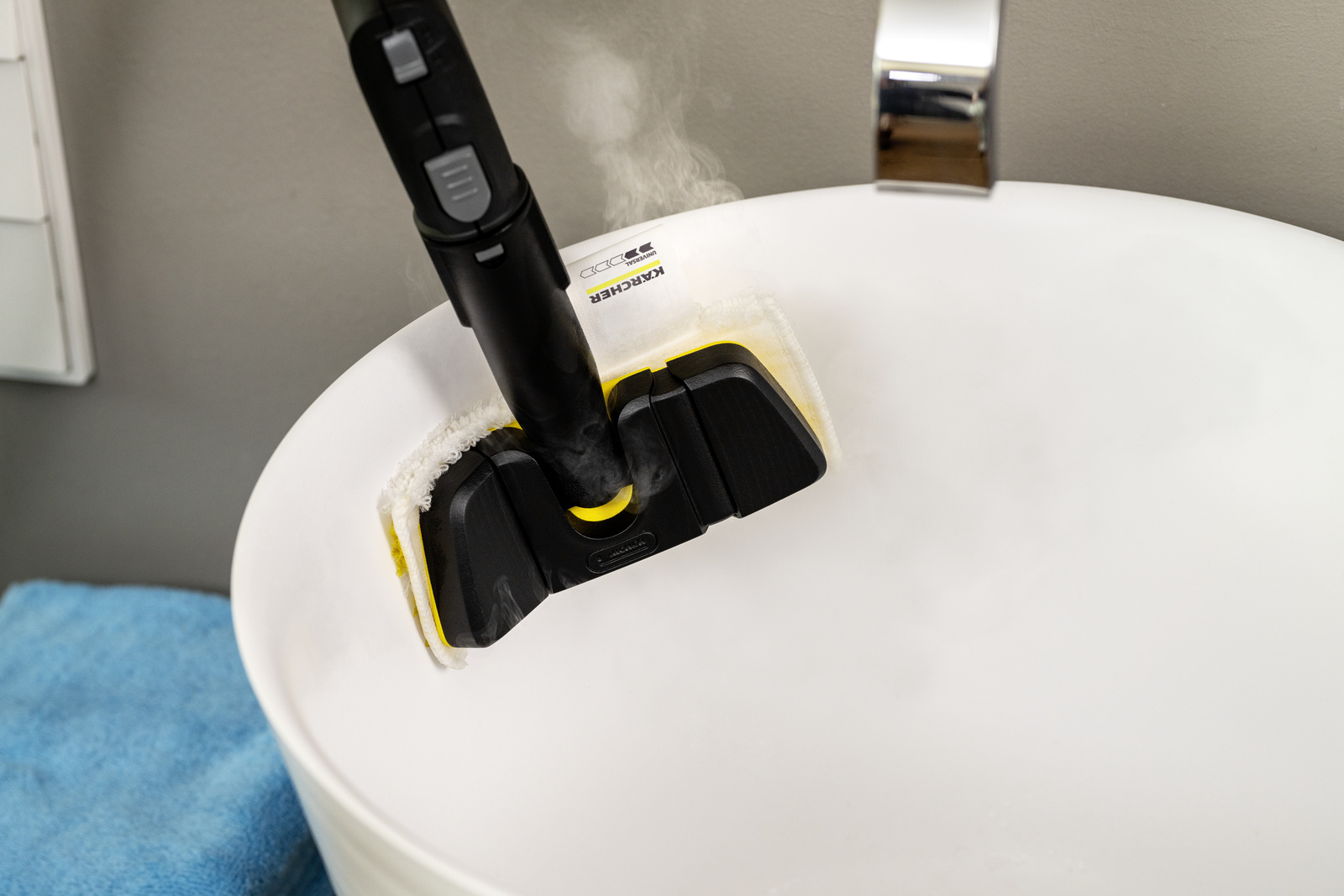 Removing soap scum with a Kärcher steam cleaner