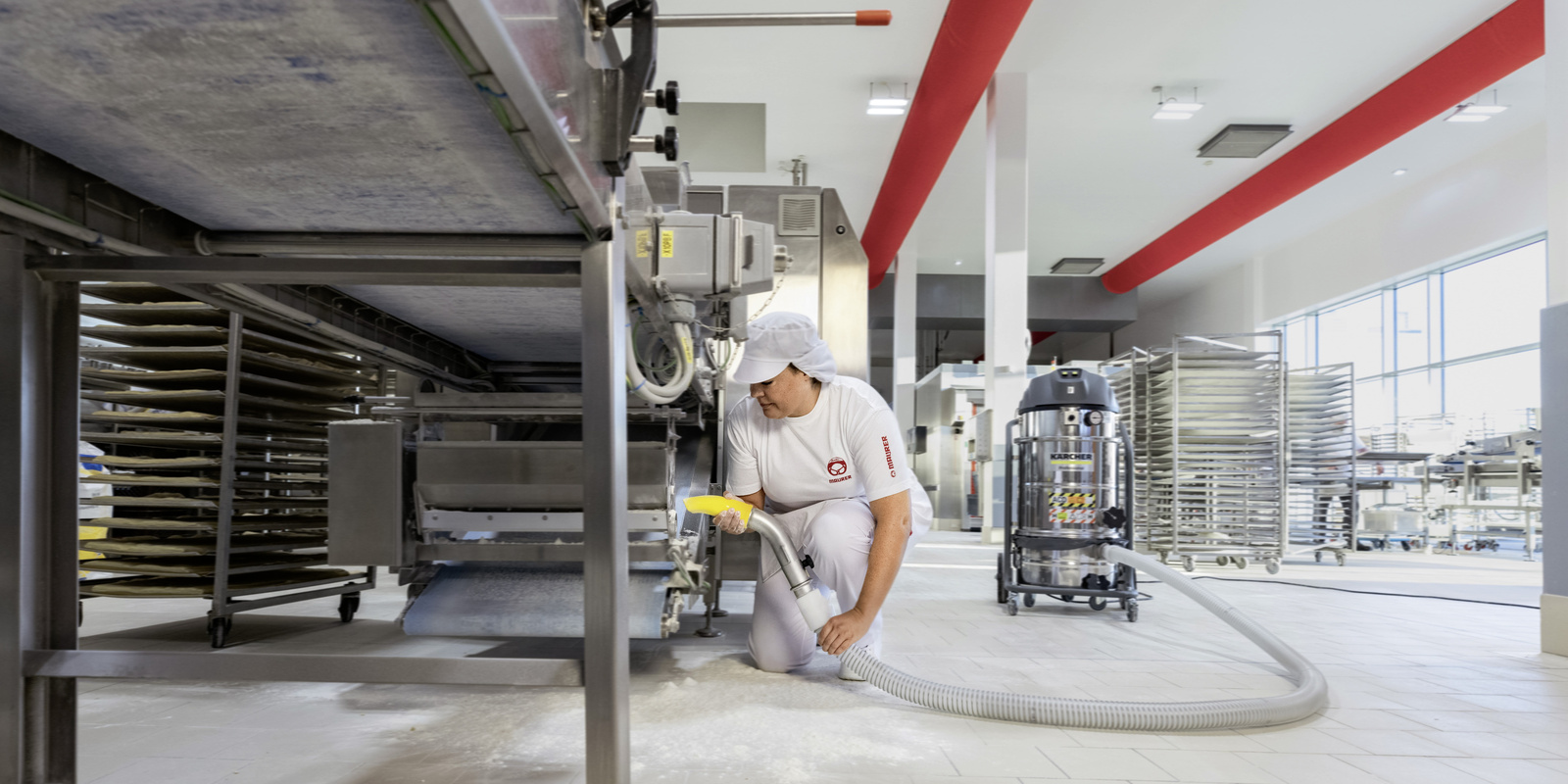 Low-level cleaning of transport and conveyor belts with the industrial vacuum cleaner Cleaning transport and conveyor belts with the Kärcher industrial vacuum cleaner