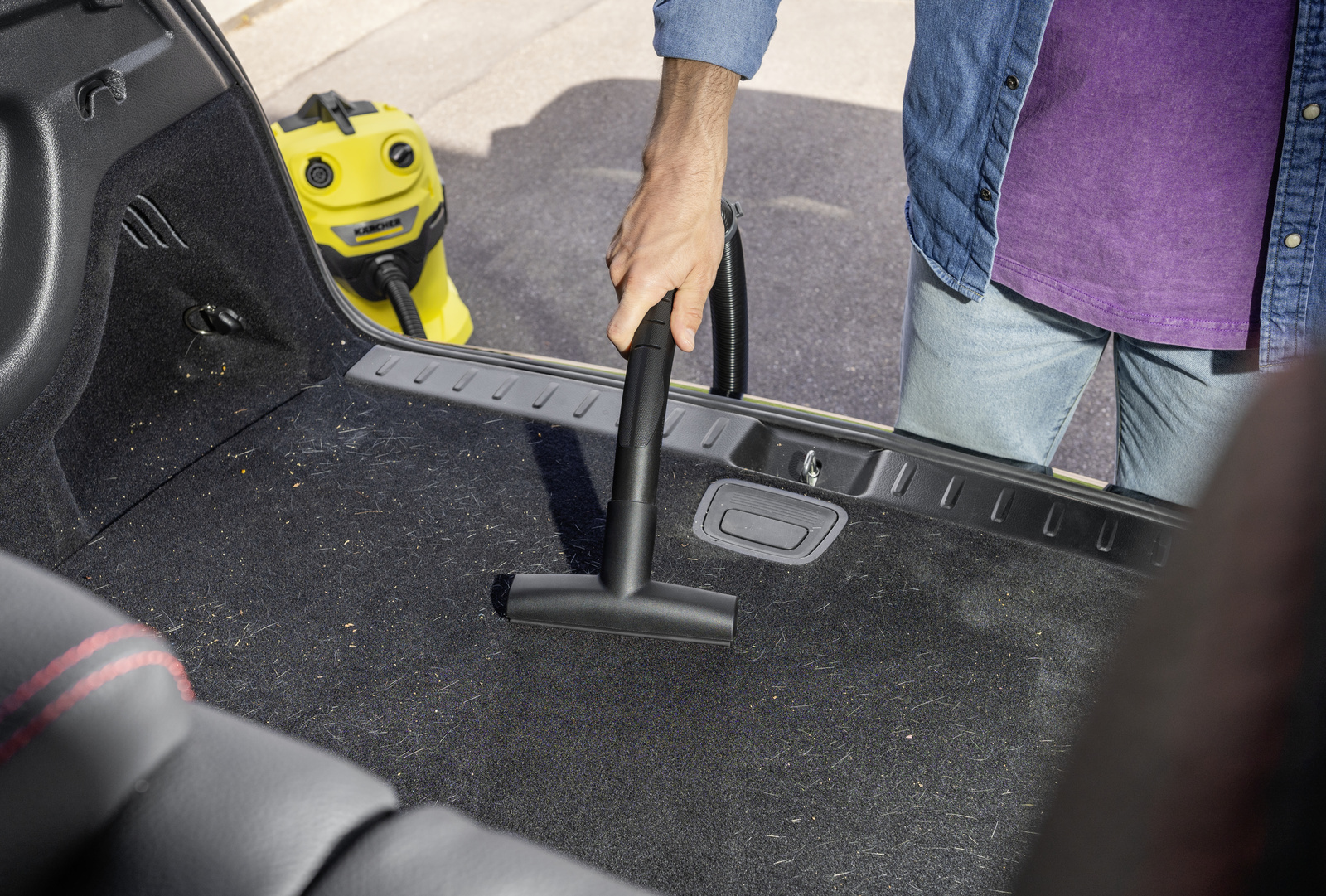 You can remove dog hair from the boot with a Kärcher wet and dry vacuum cleaner