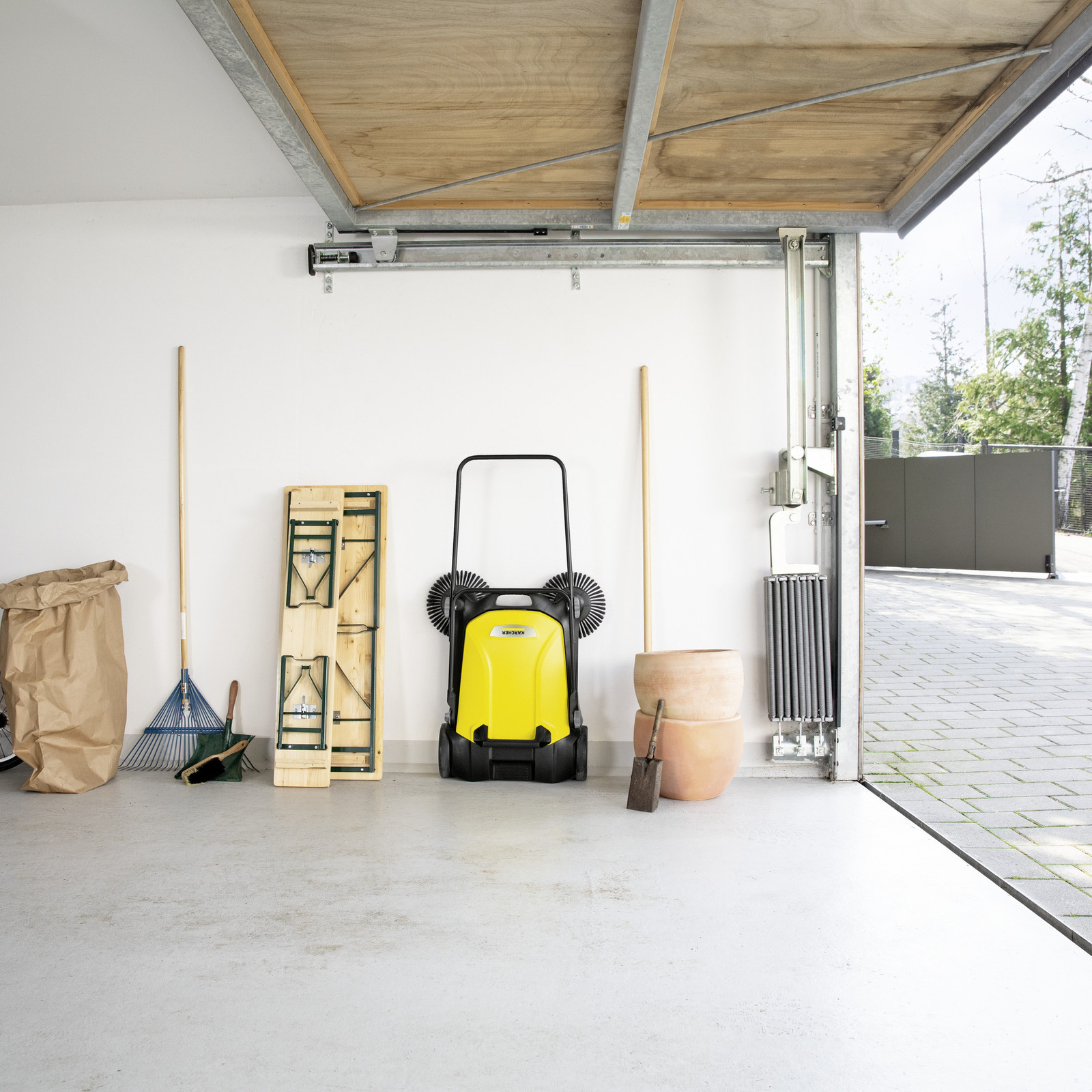 Kärcher Kehrmaschine Kehrmaschine einfach und platzsparend verstaut