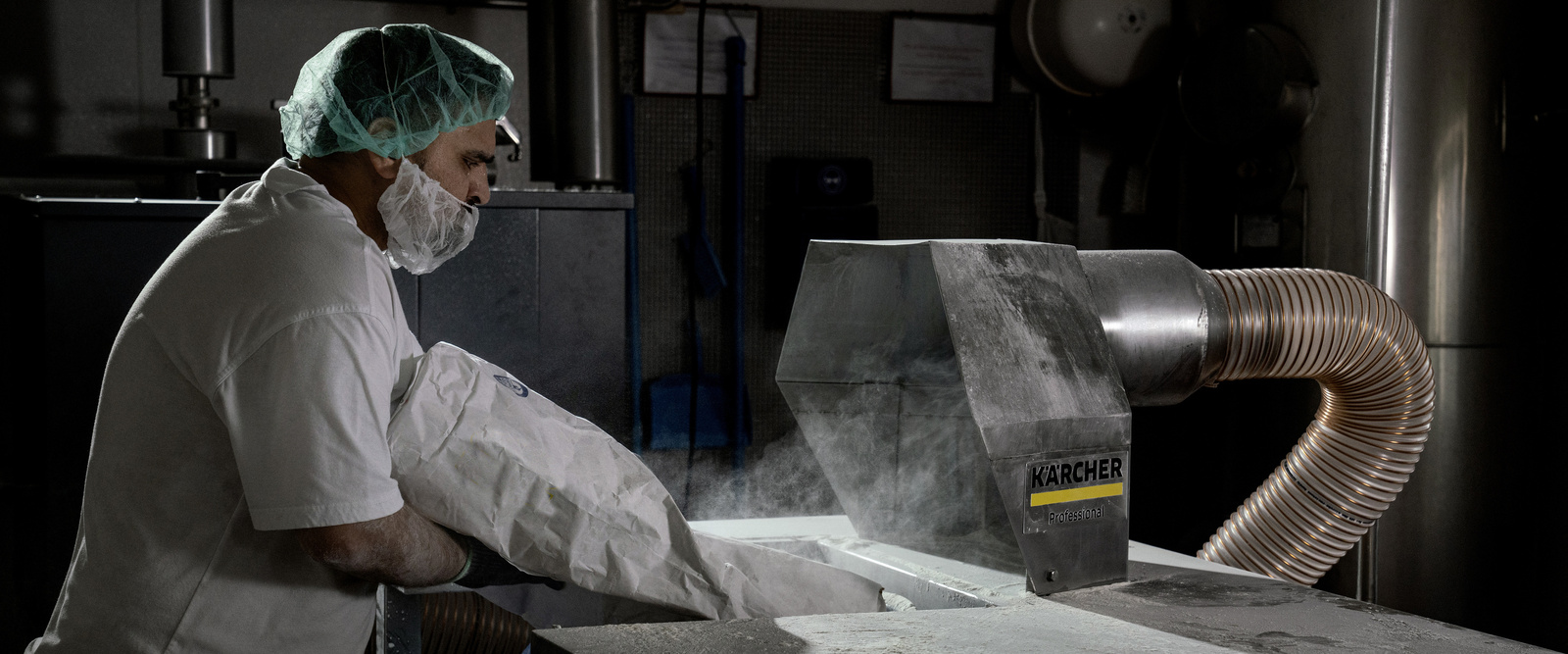 Industrial dust extractor connected to a filling system An industrial dust extractor is connected to a filling system