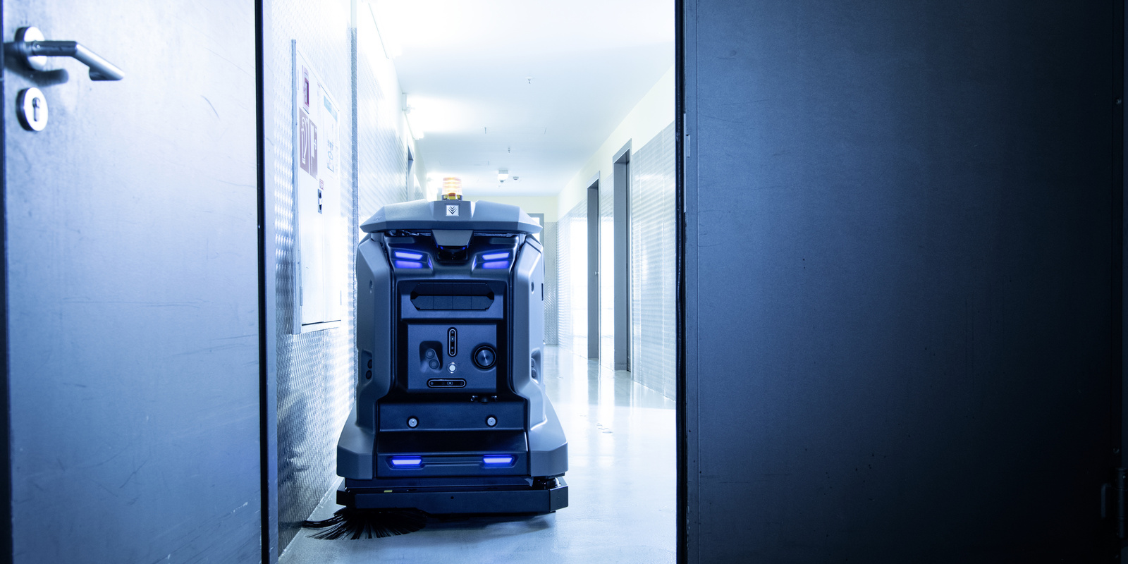 Autonomous cleaning with the scrubber-dryer robot KIRA B 50 Autonomous cleaning with the scrubber-dryer robot KIRA B 50