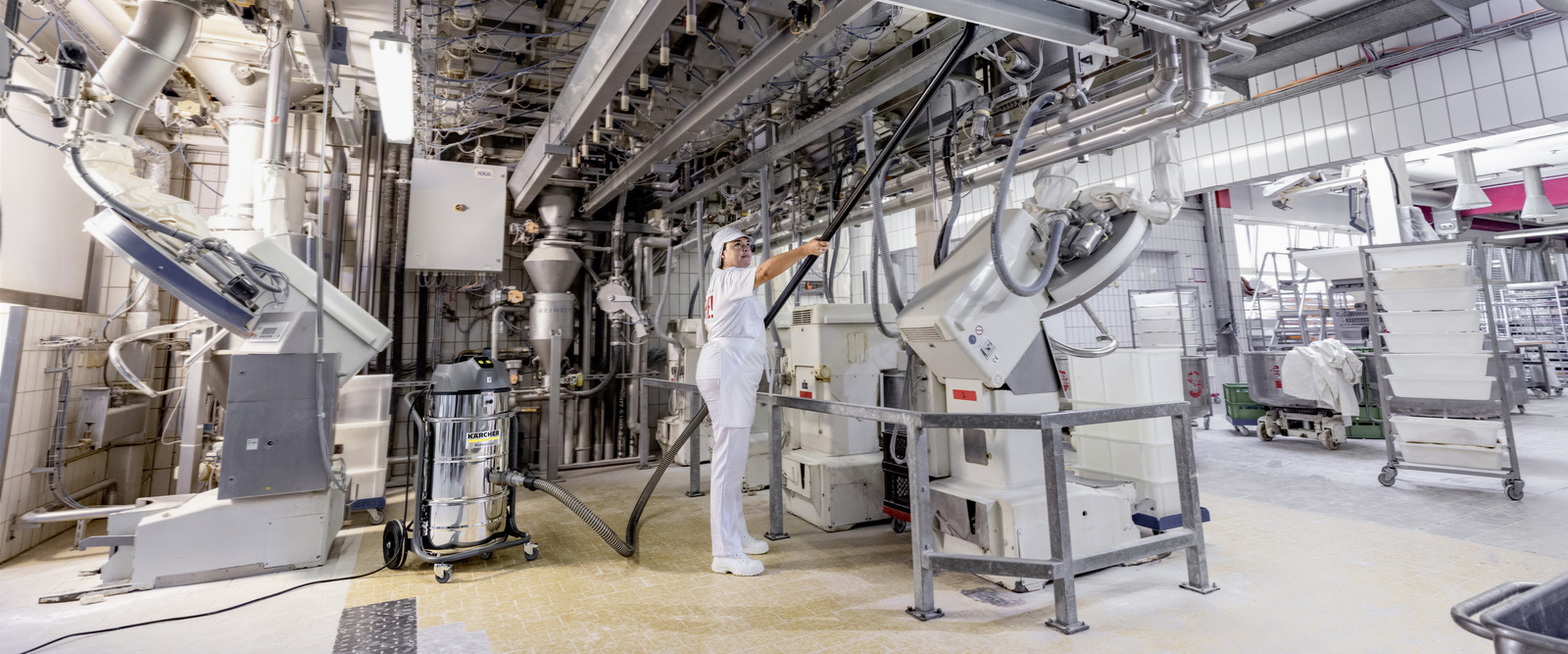 Clean with confidence: Cleaning in the food industry Clean with confidence: Cleaning in the food industry