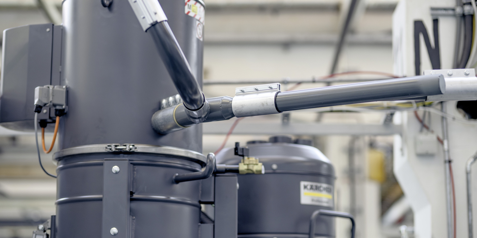 Stationary system with piping and suction A stationary industrial vacuum system with piping and suction