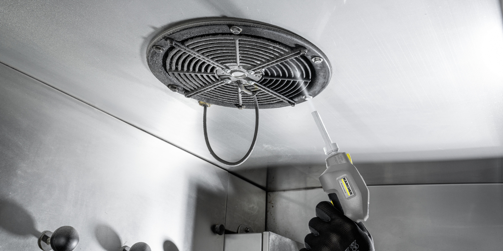 Surface-friendly cleaning with dry ice Dry ice is sprayed on contaminants using compressed air