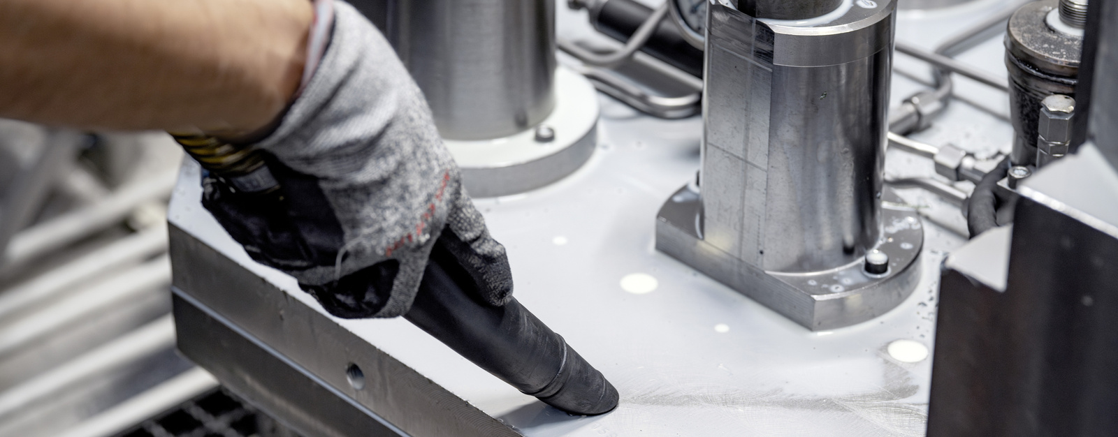 Process-integrated cleaning with industrial vacuum cleaners Vacuuming a system with an industrial vacuum cleaner