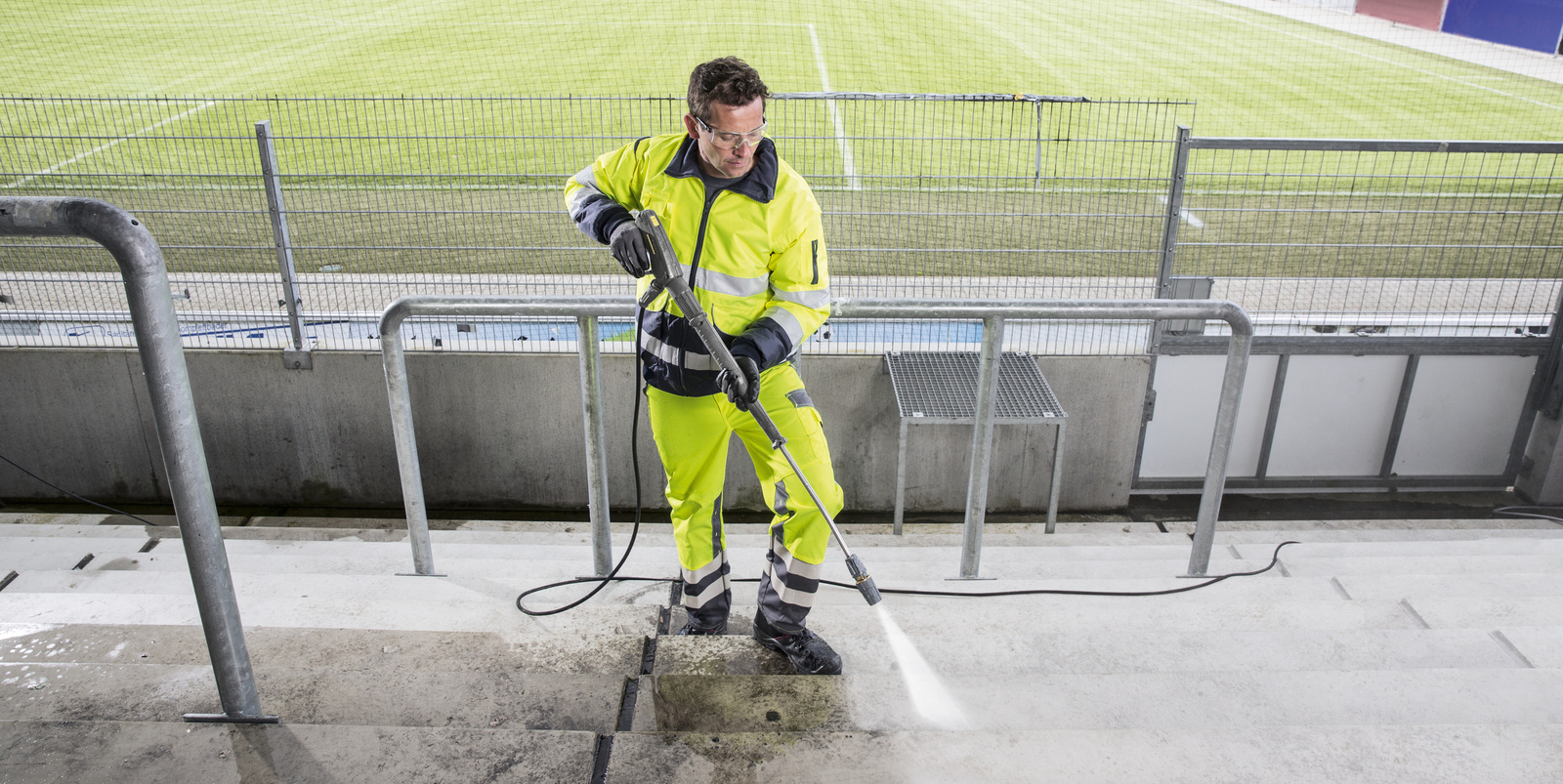 Sportanlagen reinigen Ein Mann reinigt eine Sportanlage