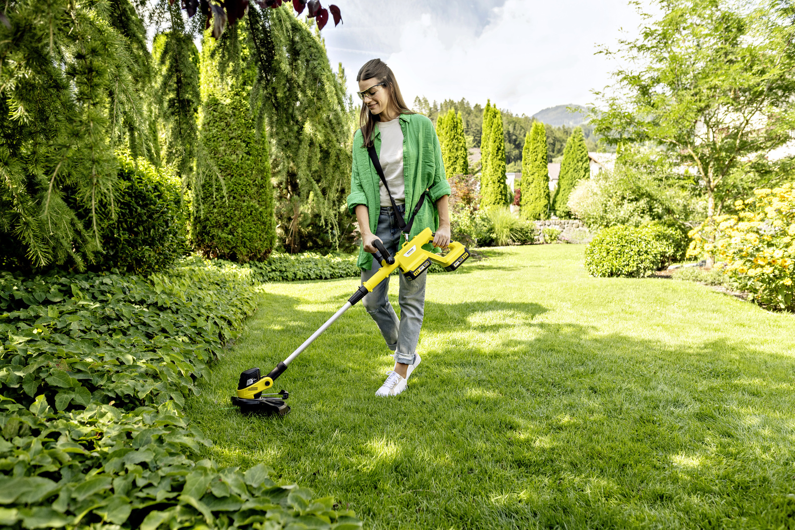 Kärcher battery lawn trimmer for isolated and uneven patches of lawn