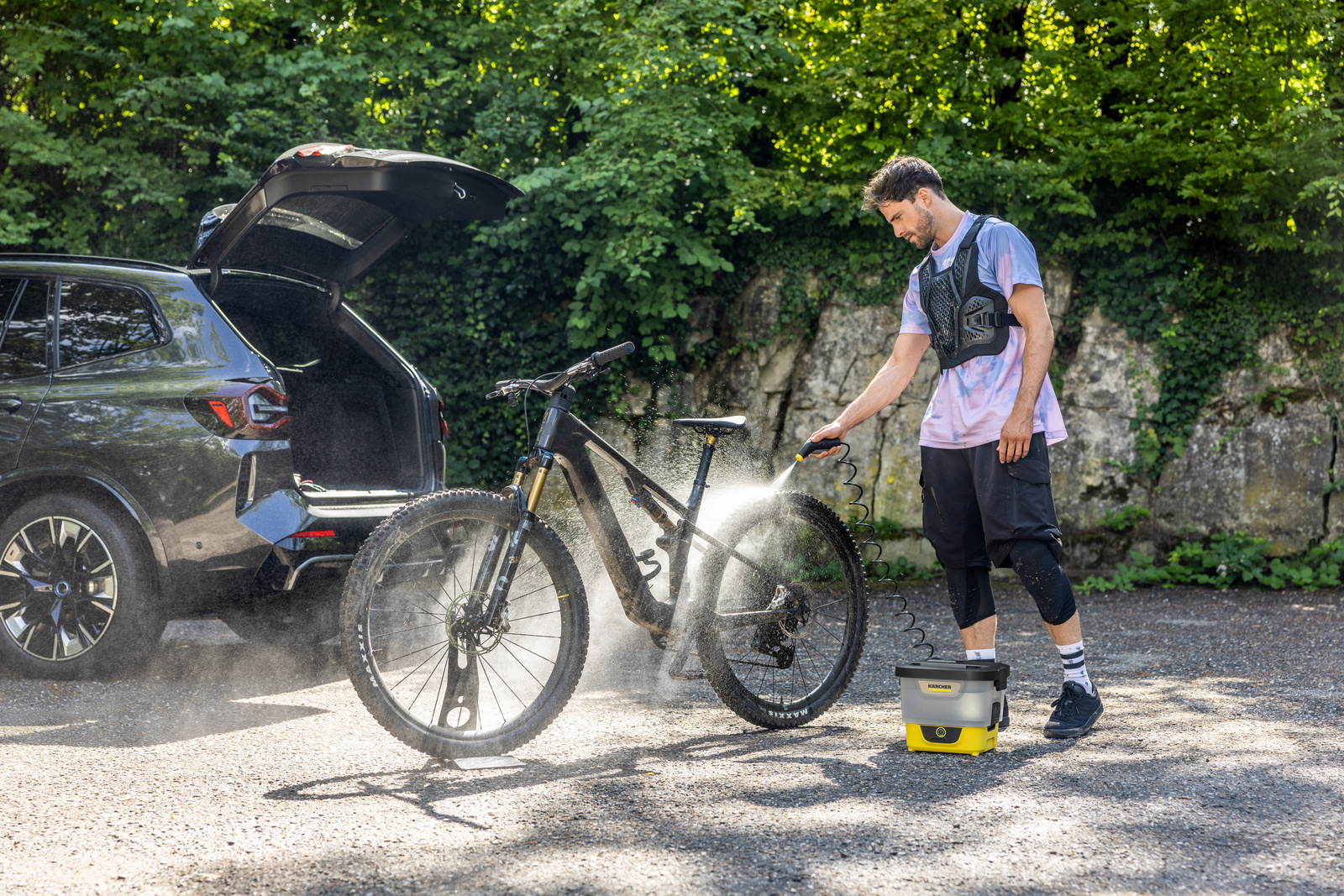 Mit den praktischen Nieder- und Mitteldruckreinigern von Kärcher beseitigst du den Dreck.