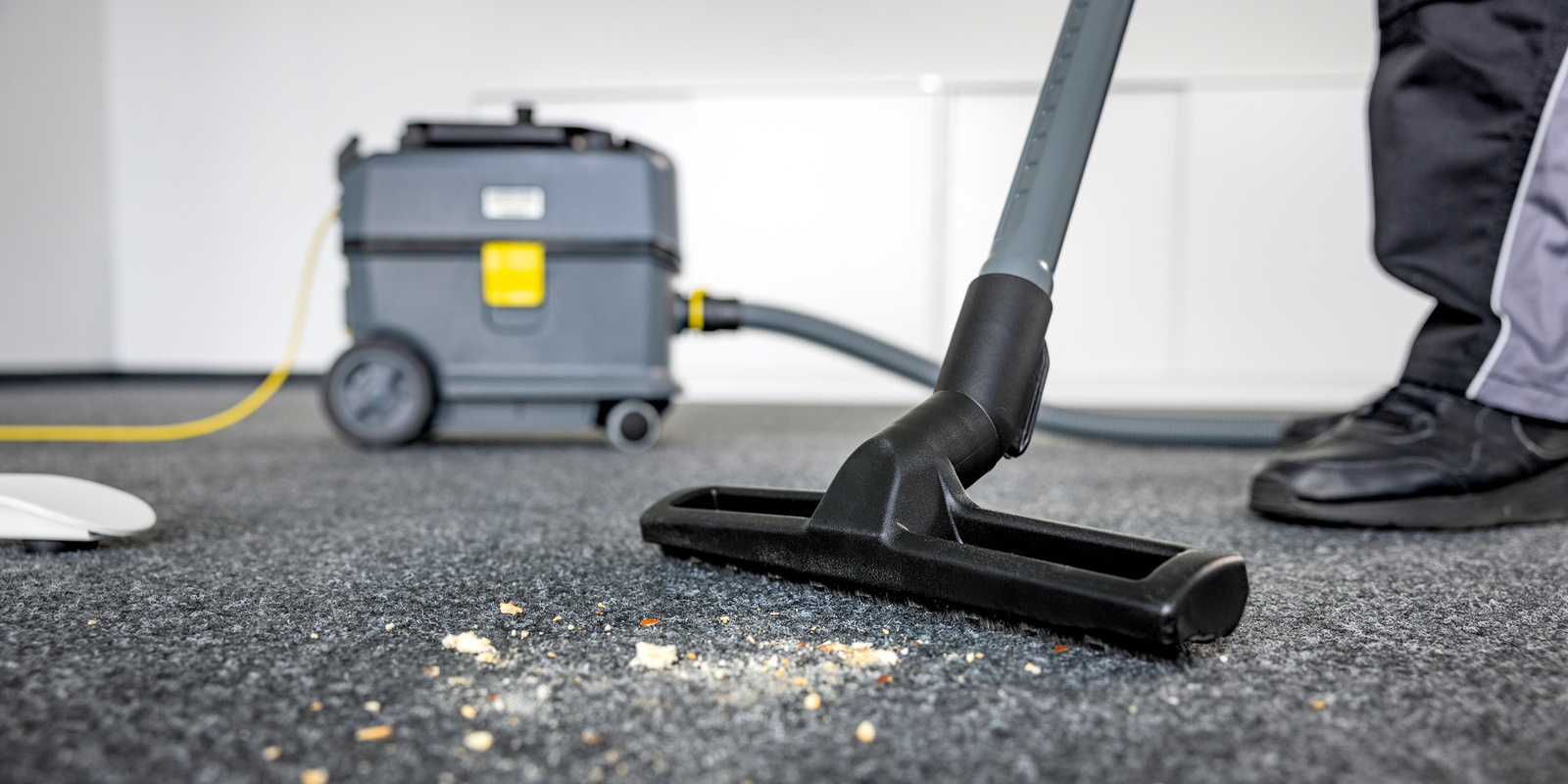 Kärcher Staubsauger filtert bei der Bodenreinigung im Büro Kärcher Staubsauger filtert bei der Bodenreinigung im Büro
