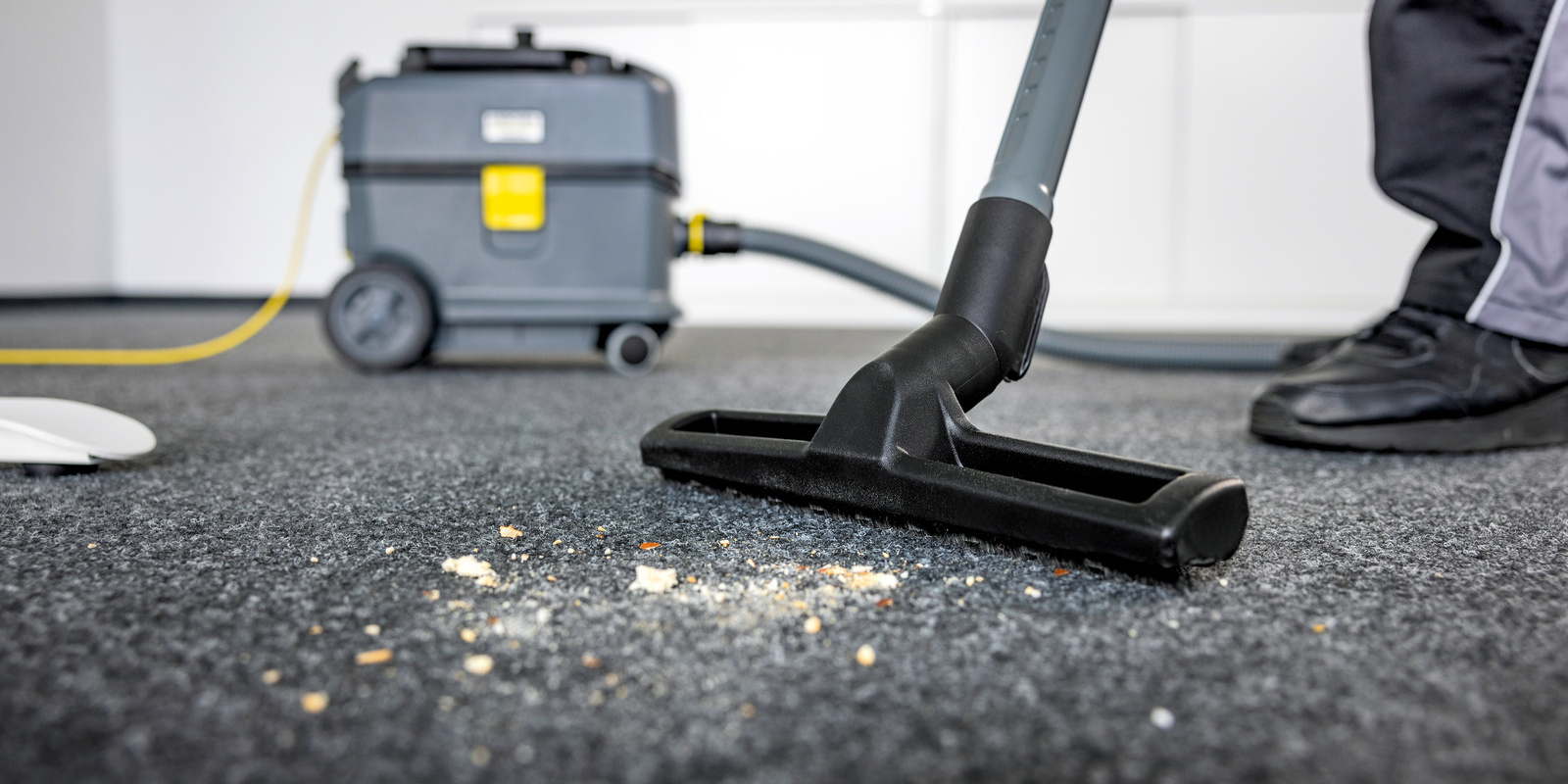 Kärcher Staubsauger filtert bei der Bodenreinigung im Büro Kärcher Staubsauger filtert bei der Bodenreinigung im Büro