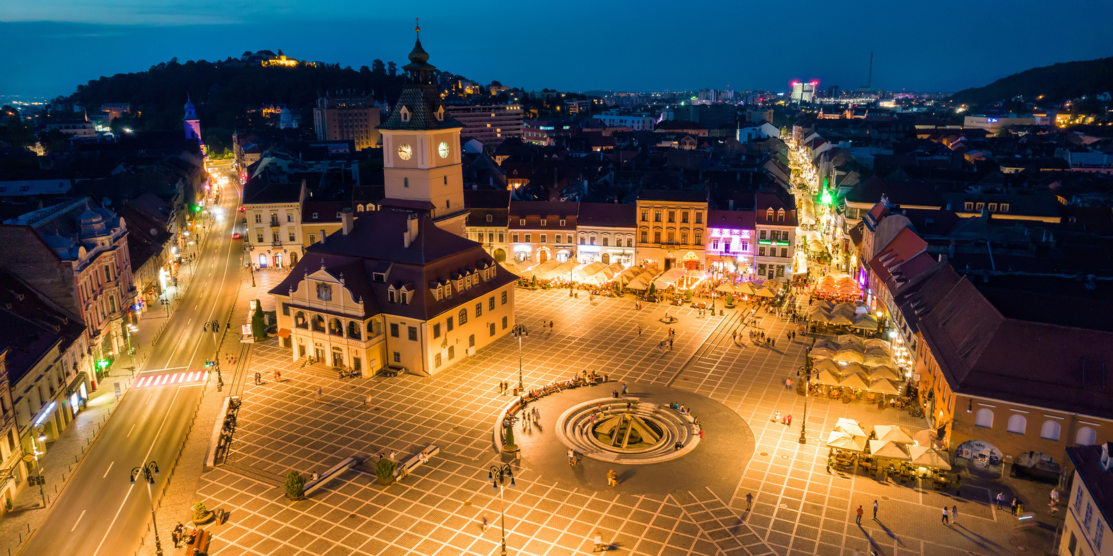 Der Rathausplatz "Piața Sfatului" und das Theater "Sică Alexandrescu" - Brașov, Rumänien Der Rathausplatz "Piața Sfatului" und das Theater "Sică Alexandrescu" - Brașov, Rumänien